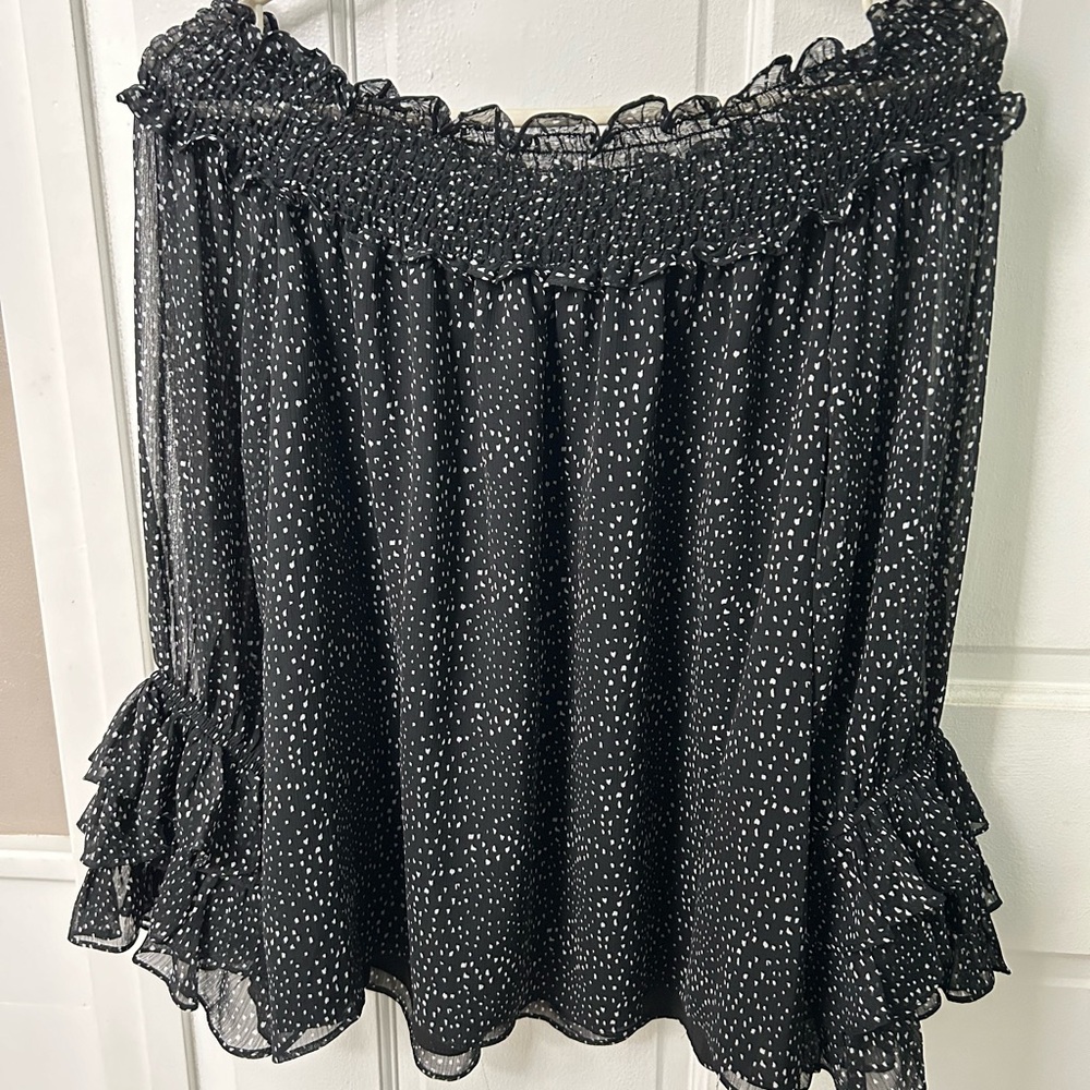 Black and White Blouse ~ Express brand Size M ~ Super cute and Flowy